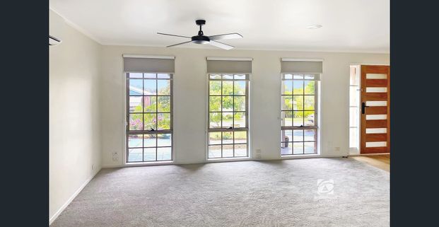 LOCATION PERFECT! - Photo 1