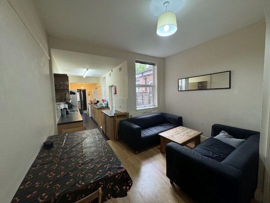 6 bedroom house to rent - Photo 1