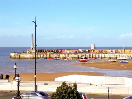 3 bedroom apartment to rent - Photo 5