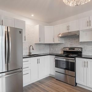 3 1/2 semi-meublé près centre d'achat et autoroute 20 - Photo 2