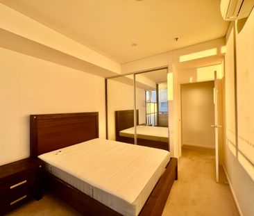 (Fully Furnished) Light Filled Large Three Bedroom Apartment with 2... - Photo 4