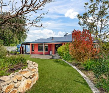 FAMILY HOME - FANTASTIC LOCATION! - Photo 3