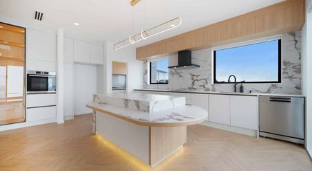 Designer 5 Bedroom Home Hillsborough - Photo 2