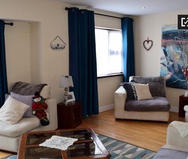 Bright room in 4-bedroom apartment in Swords, Dublin - Photo 3