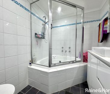 Spacious One Bedroom Apartment with Large Private Courtyard! - Photo 5