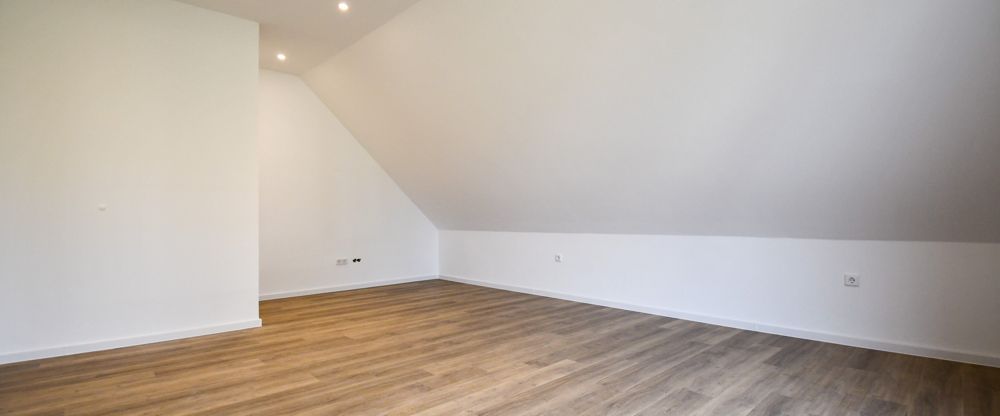 Lichtdurchflutete Maisonettewohnung mit Terrasse, hochwertiger Einbauküche und E-Ladestation - Photo 1