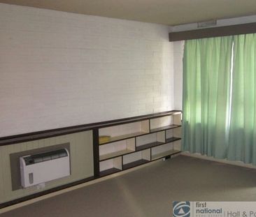 Located in the heart of Noble Park is this one bedroom apartment. - Photo 4