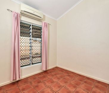 SPACIOUS 4-BEDROOM HOME WITH POOL IN BAKEWELL - Photo 3