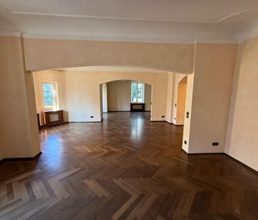 Wohnen im klassischen Altbau: Fischgrätparkett und ca. 3 m Deckenhöhe - Foto 1