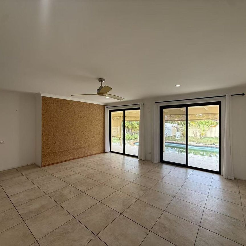 Spacious Family Home on a 719sqm Corner Block – 6-Month Lease Only! Below-Average Rent | Burleigh Waters | Dual Street Access | Swimming Pool - Photo 1