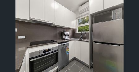 Modern one-bedroom apartment - Photo 5