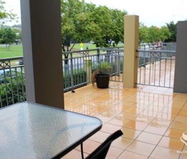 Fully furnished 1bed 1bath 1car, located at the entrance to UQ - Photo 3