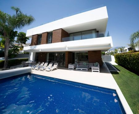 6 bedroom luxury Villa for rent in Estepona, Spain - Photo 4
