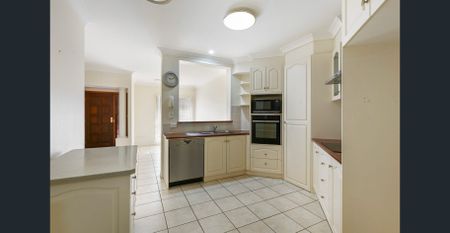 Quiet Gated complex located in prime position - Photo 4