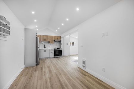 For Lease - 338 Old Mosley Street Unit# Unit 3, Wasaga Beach, Ontario - Photo 3