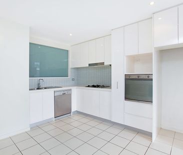 Superbly located apartment in waterside precinct - Photo 2
