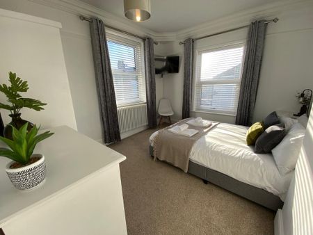 4 bedroom terraced house to rent - Photo 3