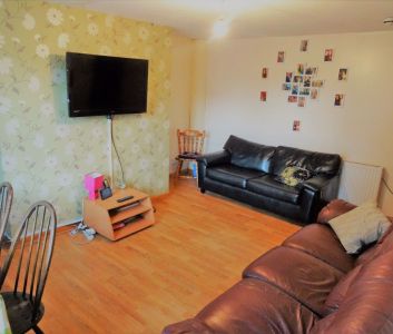 6 bedroom Flat in Hollybank, Leeds - Photo 3