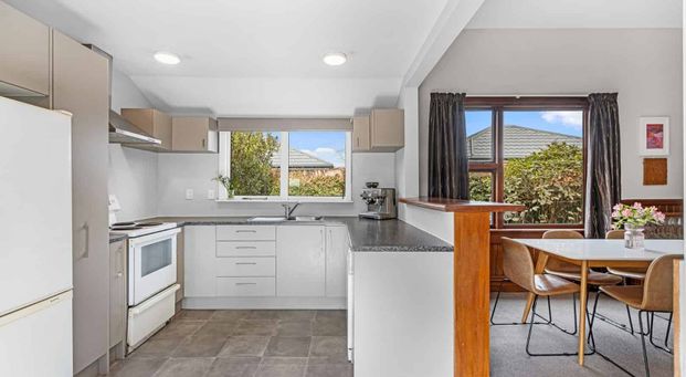 Heritage style 3 bedroom with garage - Photo 1