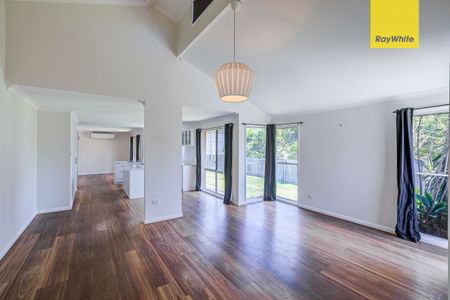 Spacious Freshly Renovated Family Home in Parkwood 3 Bed 2 Bath - Photo 3