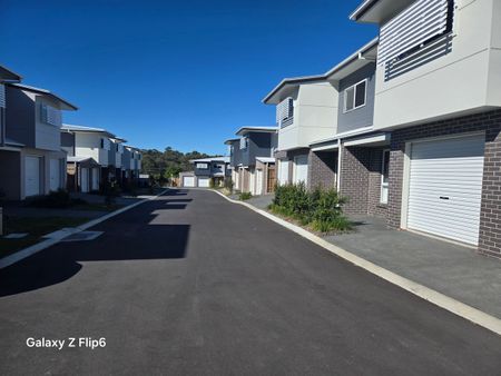 NEWSFLASH!! BRAND NEW, ULTRA MODERN, DECO DESIGNED, 3 BEDROOOMM TOWN HOME AVAILABLE TO RENT NOW!!"First 2 week's rent free" - Photo 2