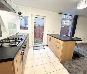 2 bedroom flat to rent - Photo 4