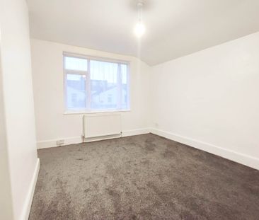 Price £2,800 pcm - Available Now - Part Furnished - Photo 2