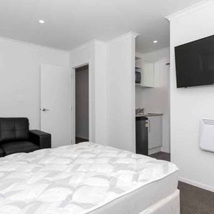 Furnished Studio Room in Hamilton East - Photo 2