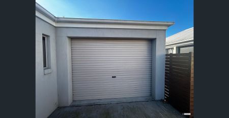 Central 2 Bedroom Townhouse - Photo 5