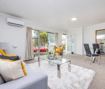 Beautifully Renovated Home in a Prime Onehunga Location - Photo 6