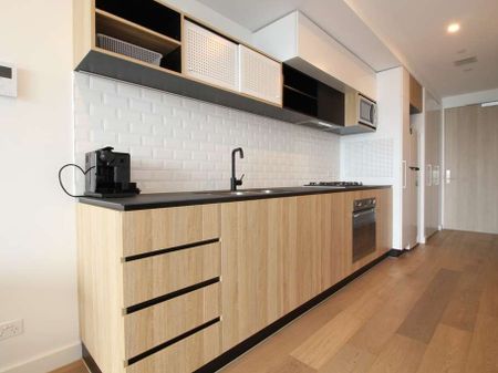 Modern Comfort Awaits: Furnished 2BR Apartment with Parking in North Melbourne! - Photo 3