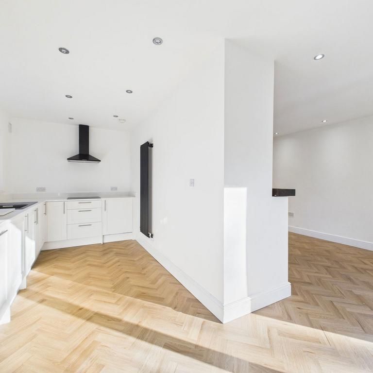 4 bedroom detached house to rent - Photo 1