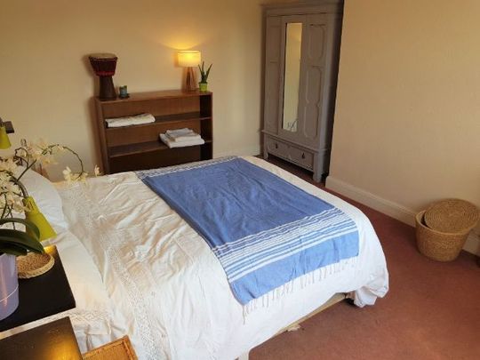 6 bedroom, 1 en-suite house *parking* - Photo 1