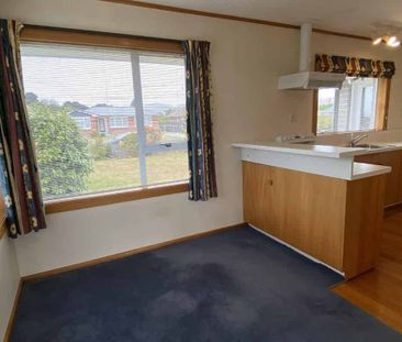 Three bedroom family home - Photo 3