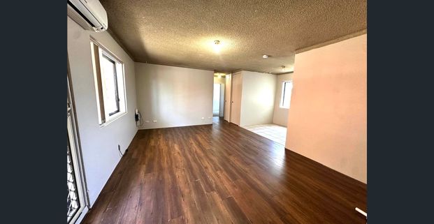 !! 1st floor unit – bedrooms will have brand new carpet !! - Photo 1