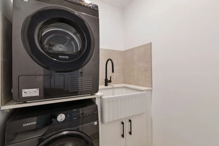 Spacious 5-Bedroom Furnished Home in the Heart of Jindabyne - Photo 5