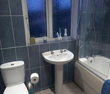 Lovely, quiet furnished double room overlooking back garden. - Photo 2