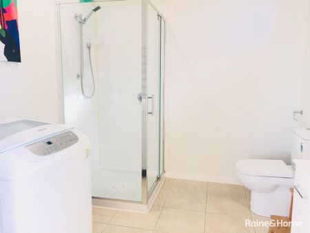 Sunny + fully furnished. Weekly Rent includes utilities! - Photo 5