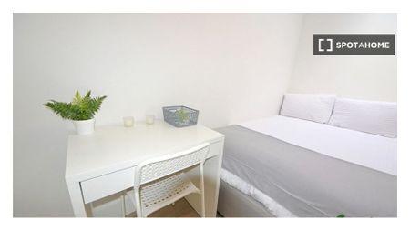 Room for rent in 4-bedroom apartment in Drimnagh, Dublin - Photo 4