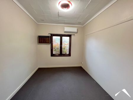 33 Panton Crescent, KARRINYUP WA 6018 - Photo 2