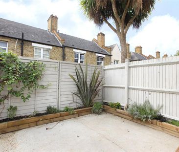 2 bedroom house in Tooting - Photo 1