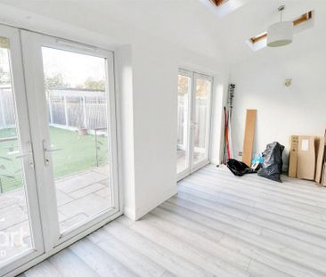 3 bedroom end of terrace house to rent - Photo 4