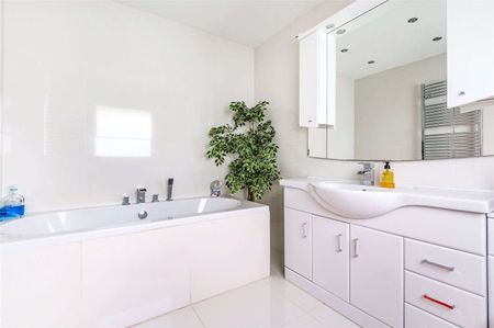 A substantial family home ideally located for the many amenities that Sevenoaks has to offer. - Photo 5