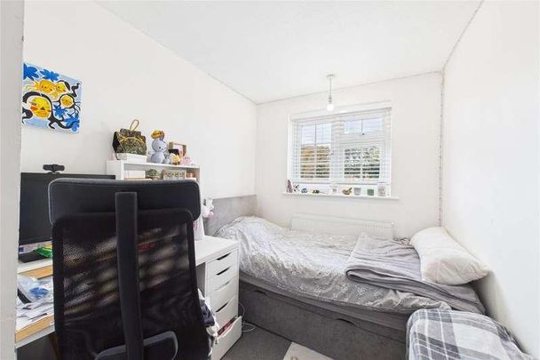 Woburn Avenue, Farnborough, Hampshire, GU14 - Photo 1