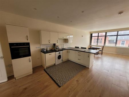 3 bedroom flat to rent - Photo 5