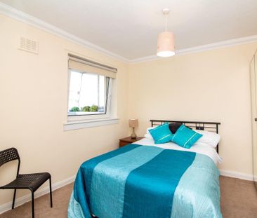 3 bedroom flat to rent - Photo 3