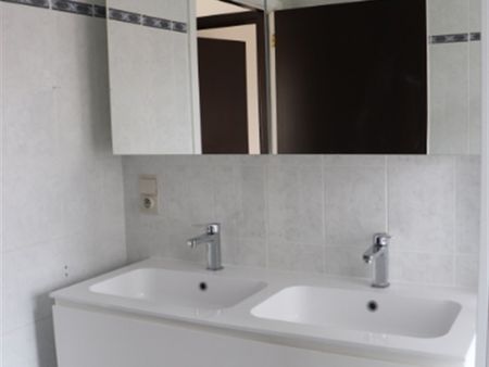 Centraal gelegen duplexappartement op 1e en 2eV met 3 SLK, dakterras & mogelijk garage - Photo 2