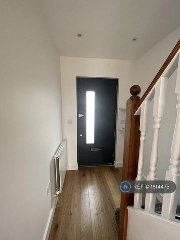 5 bedroom semi-detached house to rent - Photo 2