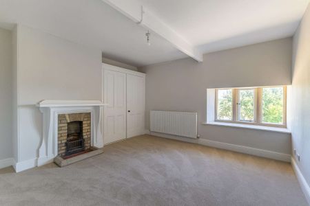 Coming Soon – A beautifully refurbished five-bedroom listed farmhouse set in a sought-after rural position at Wormwood Farm, offering an exceptional blend of ch - Photo 5