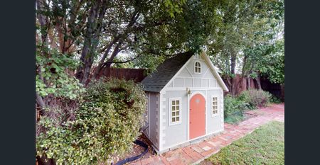 Spacious Family Home in a Highly Sought-After Location - Photo 3